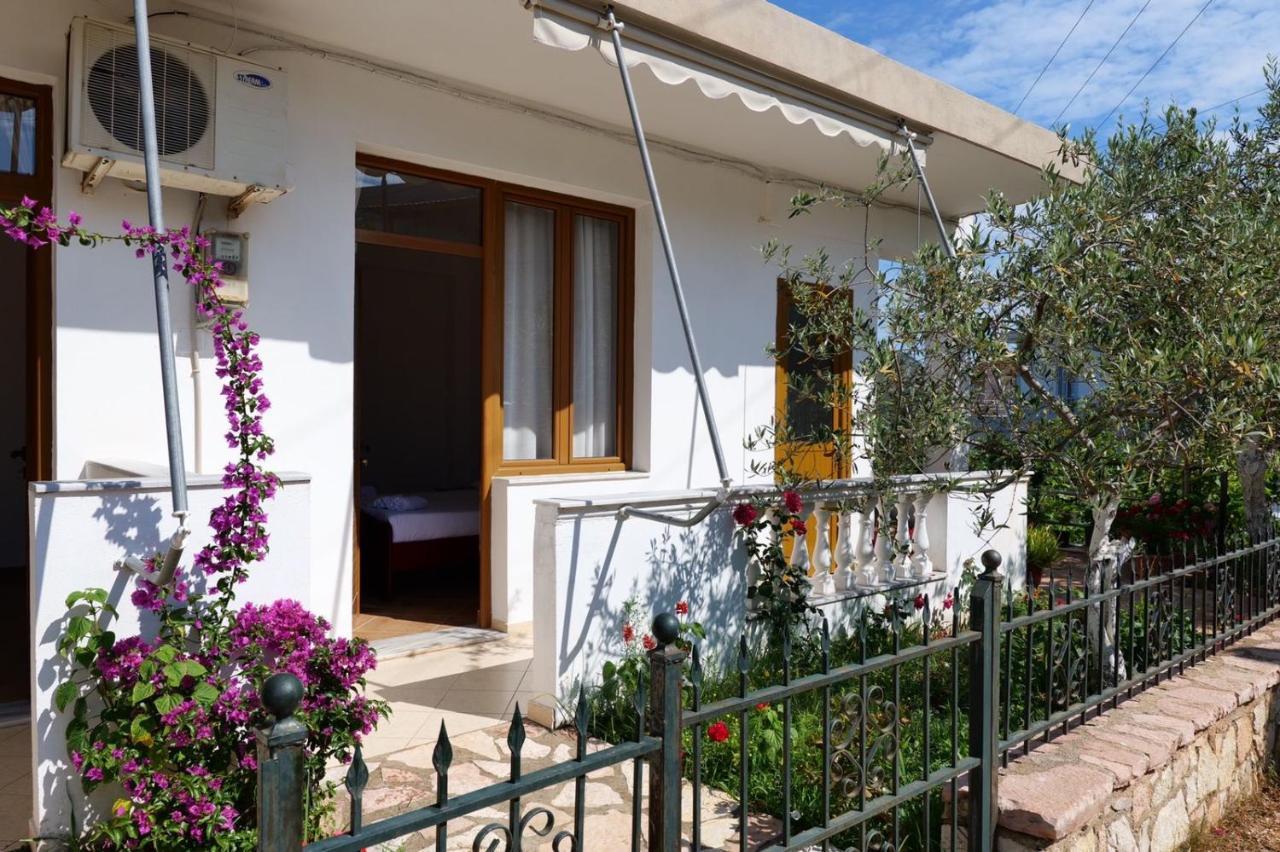 Vita Apartment - Spacious Garden And Balcony 5 Min To Beach & Center Ksamil Exterior photo