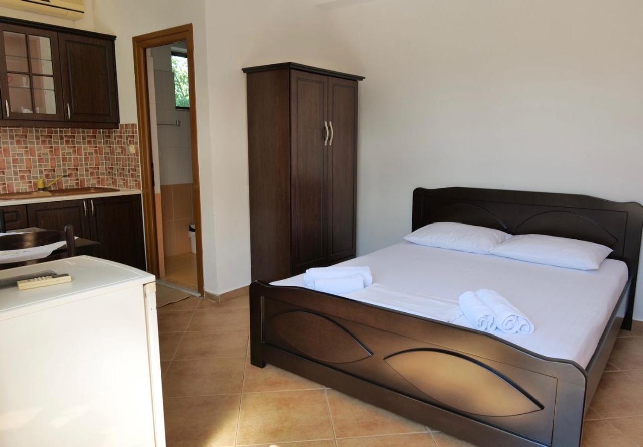 Vita Apartment - Spacious Garden And Balcony 5 Min To Beach & Center Ksamil Exterior photo